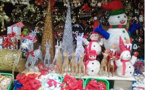 Một bộ đồ trang trí noel gồm những gì?