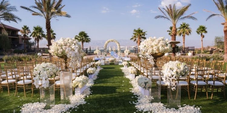 Trang trí tiệc cưới sang trọng